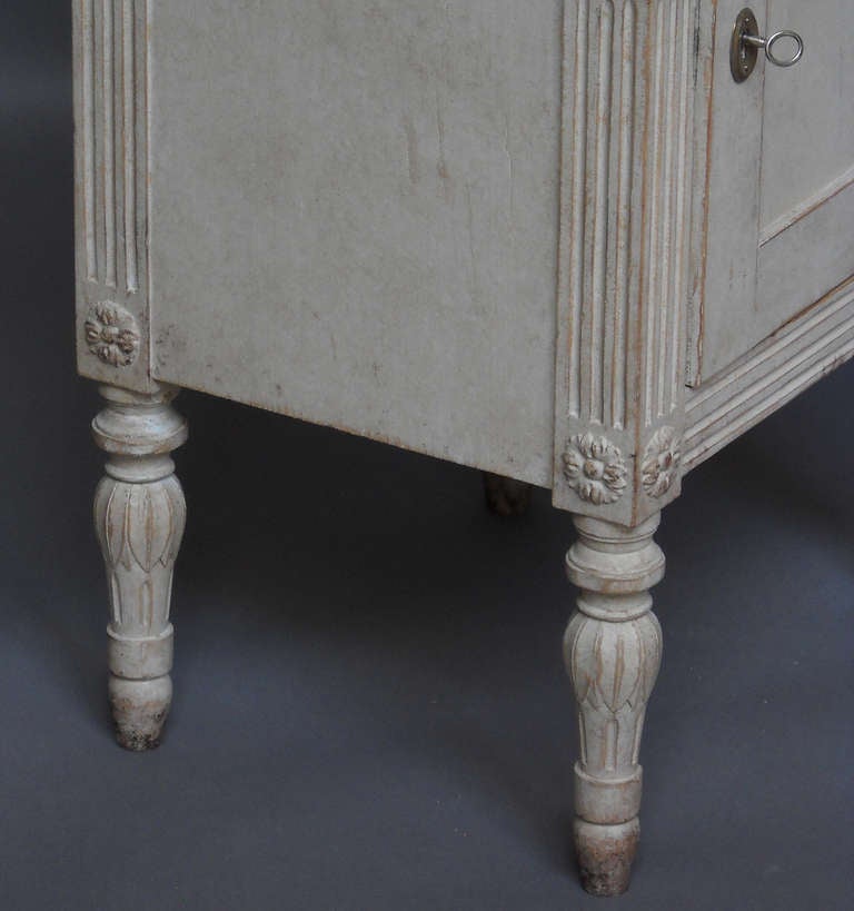 Pair of Gustavian Style Nightstands In Excellent Condition In Sheffield, MA