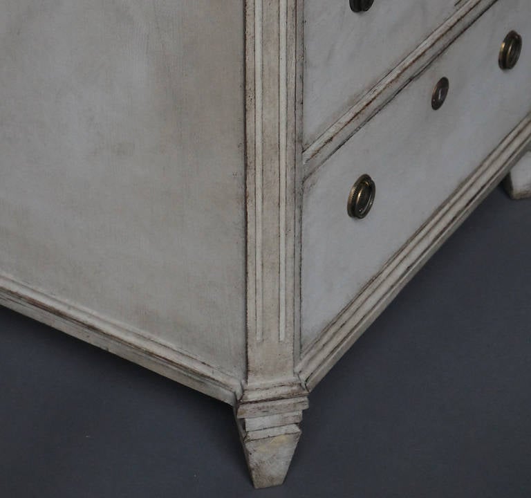 Pair of Late Gustavian Commodes In Excellent Condition In Sheffield, MA