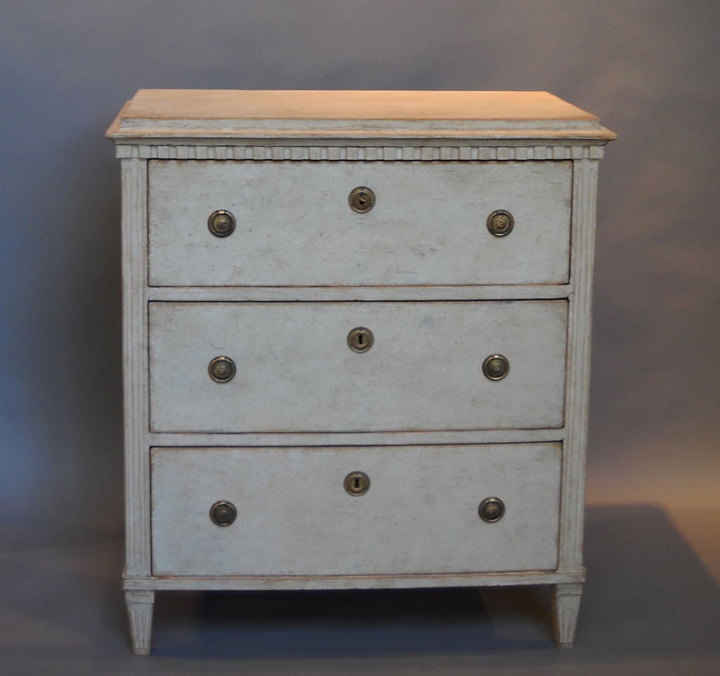 Period Gustavian chest of drawers, Sweden circa 1800, with classic form. Dentil molding at the top, and vertical fluting at either side. Tapering square feet.