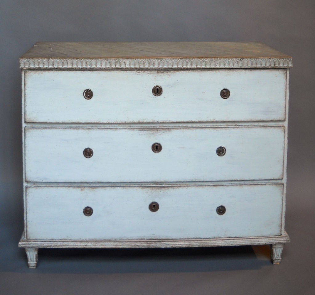 Simple Gustavian chest of three drawers, Sweden circa 1820, with original hardware. Lambs-tongue molding around the marbled top, and tapering square legs.