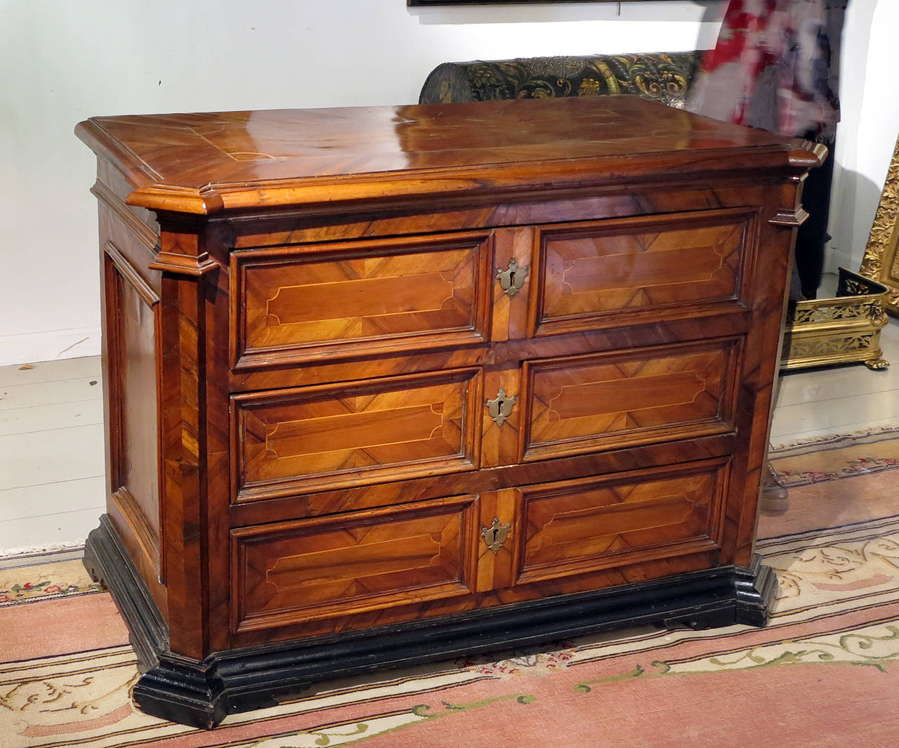 A fine Italian Baroque.
Walnut commode.
17th century.

Measures: Height 37 ½ in. Width 52 ½ in. Depth 27 in.

Provenance:
Private Collection, Boston, MA.
Le Trianon Fine Art & Antiques

Com61
