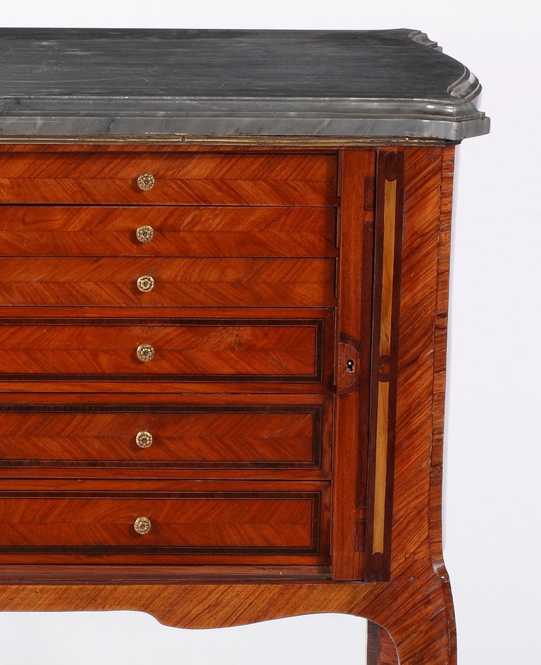 Louis XV. Sammlerschrank aus Tulpenholz, Veilchenholz und Parkett mit Goldbronze-Beschlägen  (18. Jahrhundert und früher) im Angebot