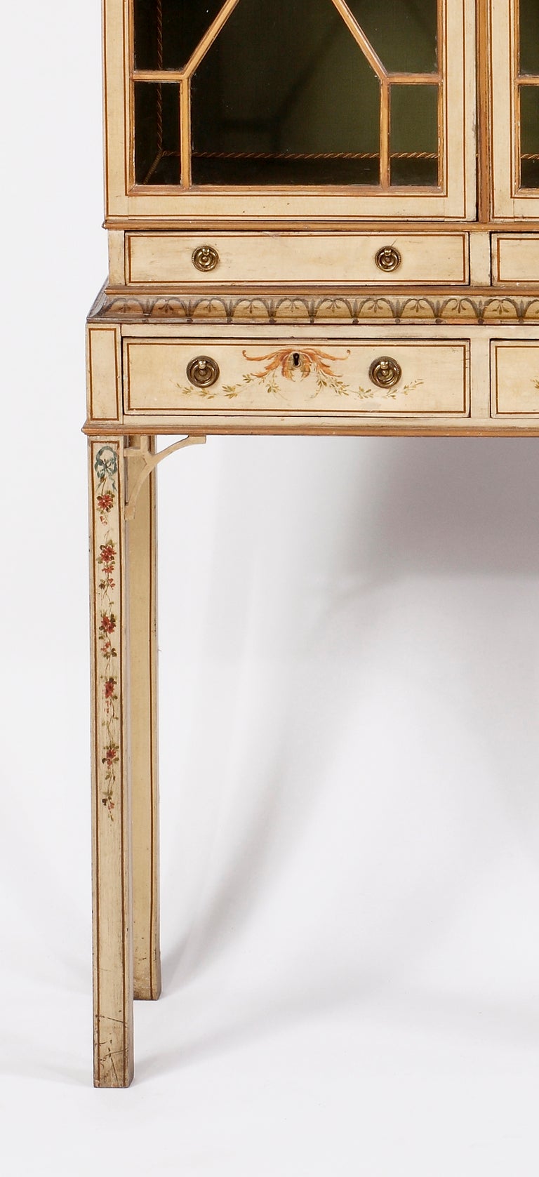 XVIIIe siècle et antérieur Paire de petits meubles de rangement sur pied peints de style George III, beaux et rares en vente