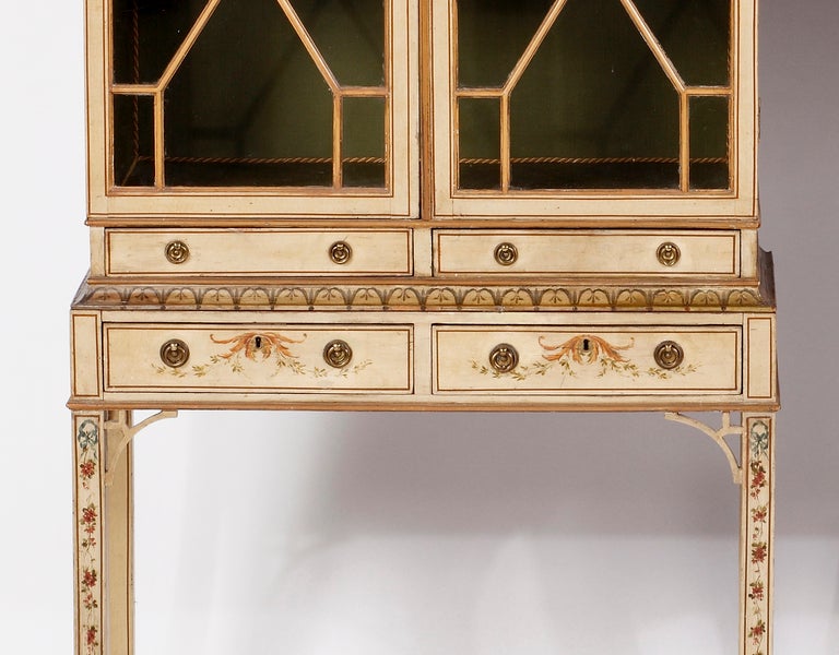 Bois Paire de petits meubles de rangement sur pied peints de style George III, beaux et rares en vente