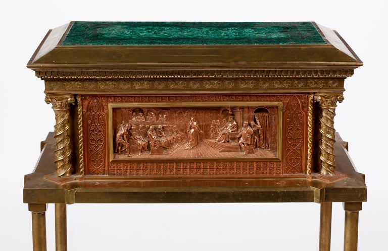 Anglais Un néo-Renaissance en cuivre et laiton monté avec un dessus en malachite, boîte à bijoux  en vente