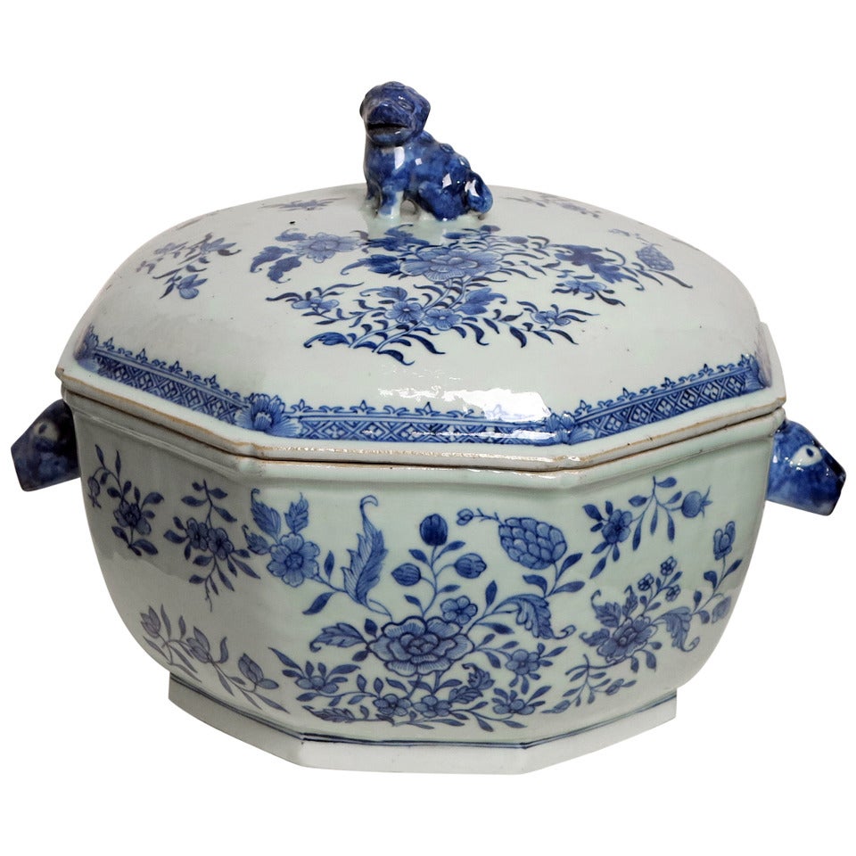 A Fine Chinese Export Covered Soup Tureen, Qianlong Period (1736-95) 18th Century