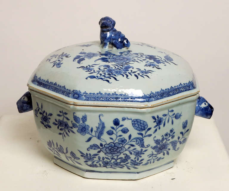 A Fine Chinese Export Covered Soup Tureen
Qianlong (1736-95)

The octagonal form with a miniature dog finial 
decorated with various flowers on a white ground with boar head handles

Height 10 1/2 in.   Width 15 in. 

Por12
$3,800