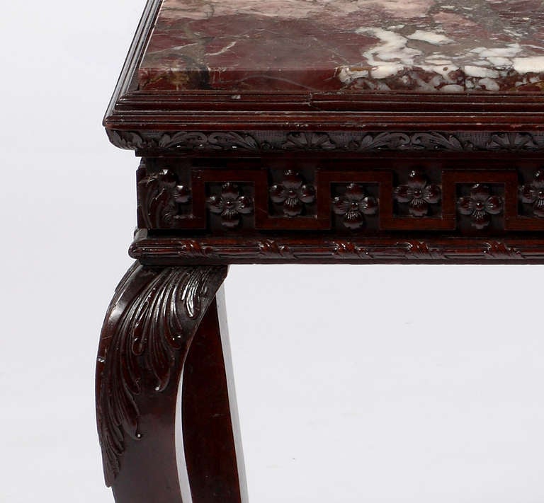 George II Table console irlandaise raffinée en acajou avec plateau en marbre en vente