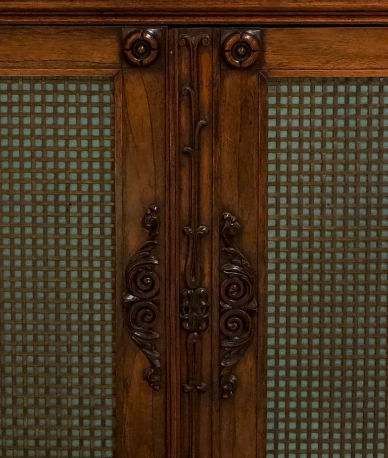 Anglais Un beau meuble de rangement en bois de rose de la fin de la Régence, 19ème siècle en vente