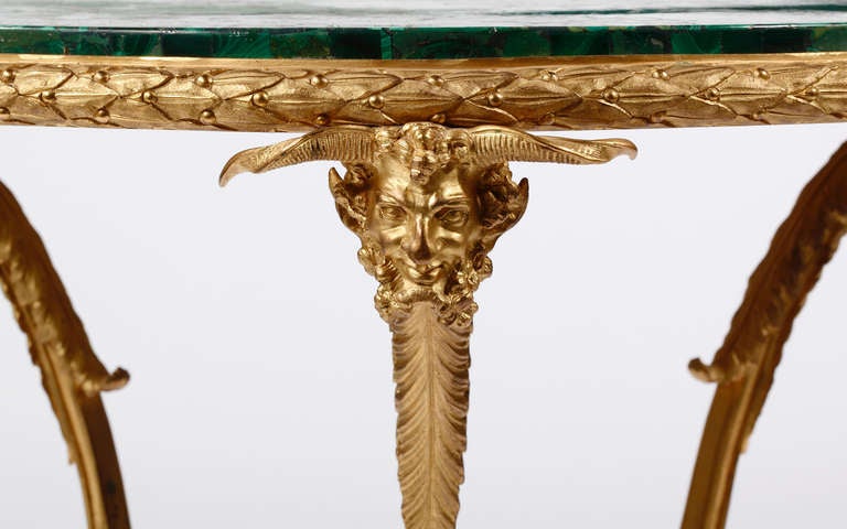 Guéridon français en bronze doré avec couvercle en malachite 
Par Henry Dasson , 1825-1896
Circa 1870's

La malachite circulaire  sommet sur supports incurvés se terminant
 en têtes de béliers et reliés par un sous-étage circulaire se terminant par