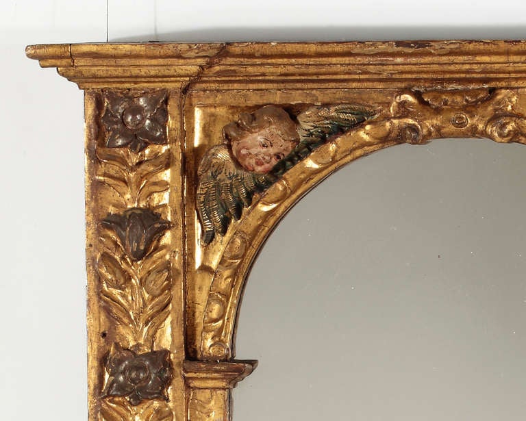 Un bois doré baroque 
& Miroir polychrome
Fin du 17e siècle

Le miroir rectangulaire en arc de cercle postérieur est flanqué de deux putti 
et des motifs floraux sculptés le long des côtés et du fond.

Hauteur 46 pouces.  Largeur 41 cm.