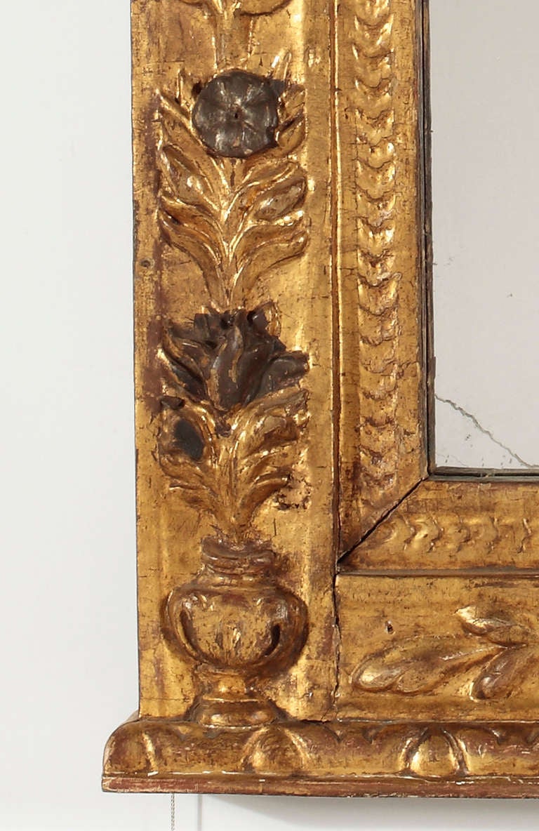 italien Un cadre / miroir baroque en bois doré et polychrome, fin du 17ème siècle en vente