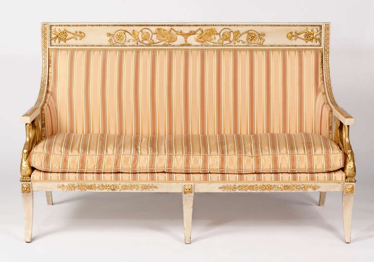 Un'importante opera neoclassica italiana
Canapè dipinti e dorati 
Primo quarto del XIX secolo
Lombardia, Italia

Lo schienale con pannello superiore decorato con cigni che fiancheggiano una fontana, i braccioli in legno sollevati su supporti a forma