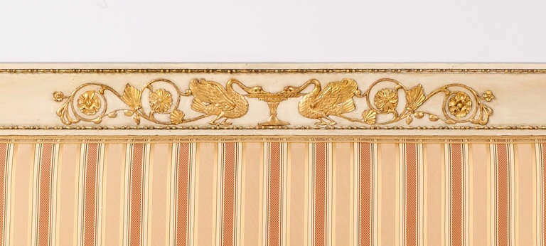 An Important Italian Neoclassical Painted & Parcel Gilt Canapé In Excellent Condition For Sale In Sheffield, MA