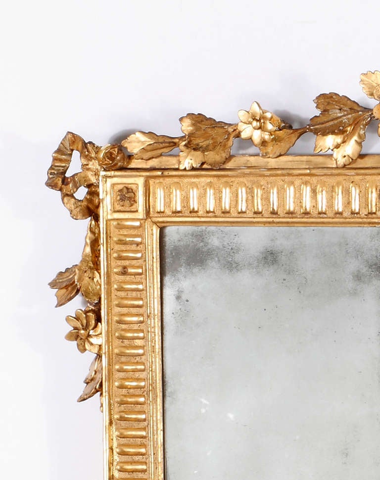 A Fine George III Giltwood Mirror In Excellent Condition For Sale In Sheffield, MA