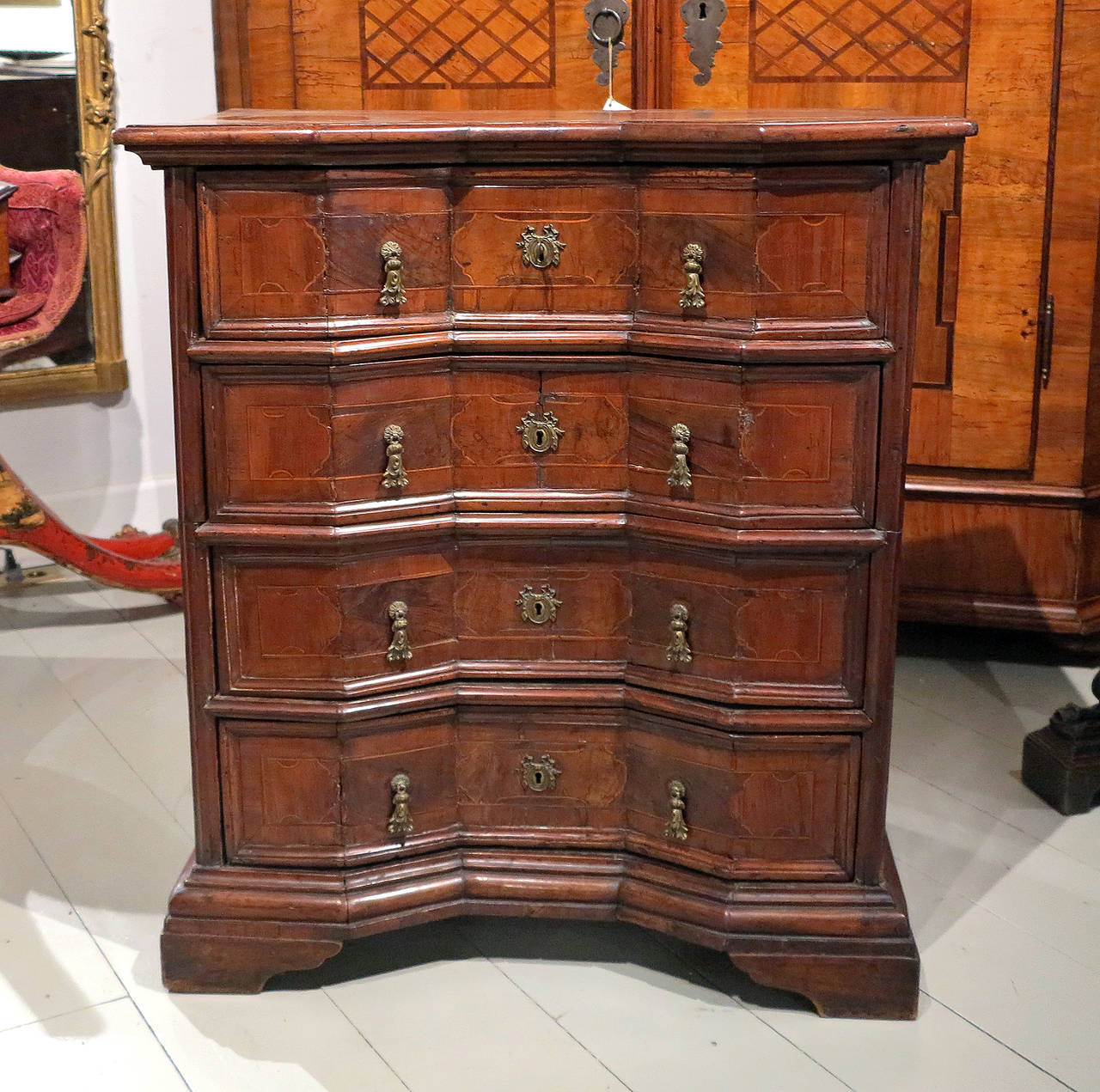 A Walnut & Inlaid Comodino Ferrarese
Late 17th Century 
Italy

A tasty piece of furniture with an accentuated movement of the front.
At the end of the seventeenth century craftsman Emilia , following the evolution of taste that tended to mitigate