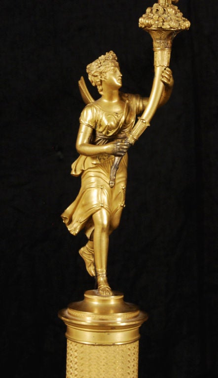Français Paire de candélabres néoclassiques en bronze doré attribués à Thomire en vente