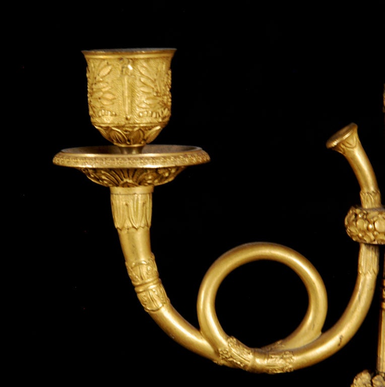 XIXe siècle Paire de candélabres néoclassiques en bronze doré attribués à Thomire en vente