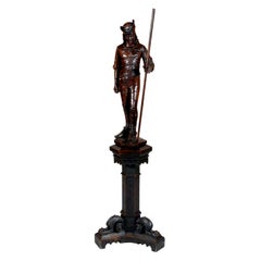 Feine französische Troubadour-Figur aus Nussbaumholz, die einen Stab hält