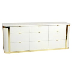 Commode en laque blanche & avec accents en laiton de John Stuart