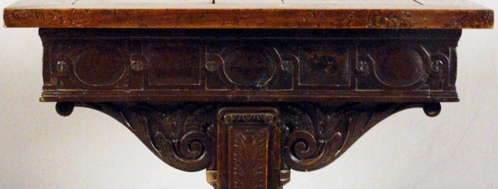Français Table en noyer de Henry II (France) en vente