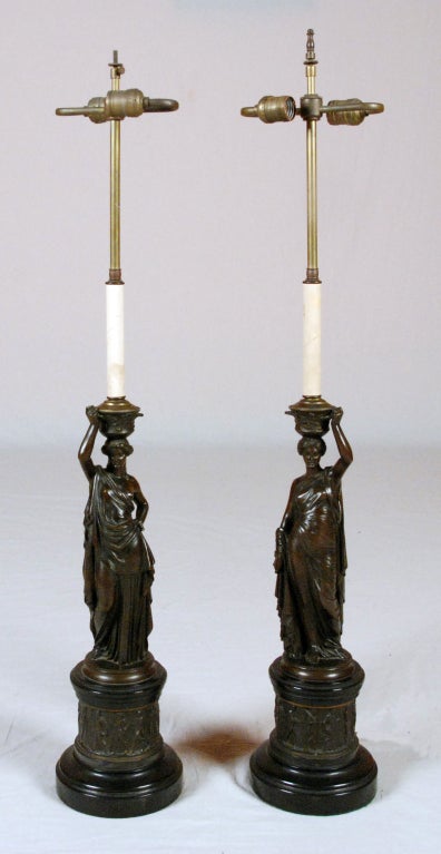 Una bella coppia di figure classiche francesi in bronzo 
Ora montate come lampade
Di Louis Valentin Elias Robert
Francese 1821-1874

Firmato. L.V.E. Robert, ognuno dei quali rappresenta una donna classica in piedi e drappeggiata, montata su un