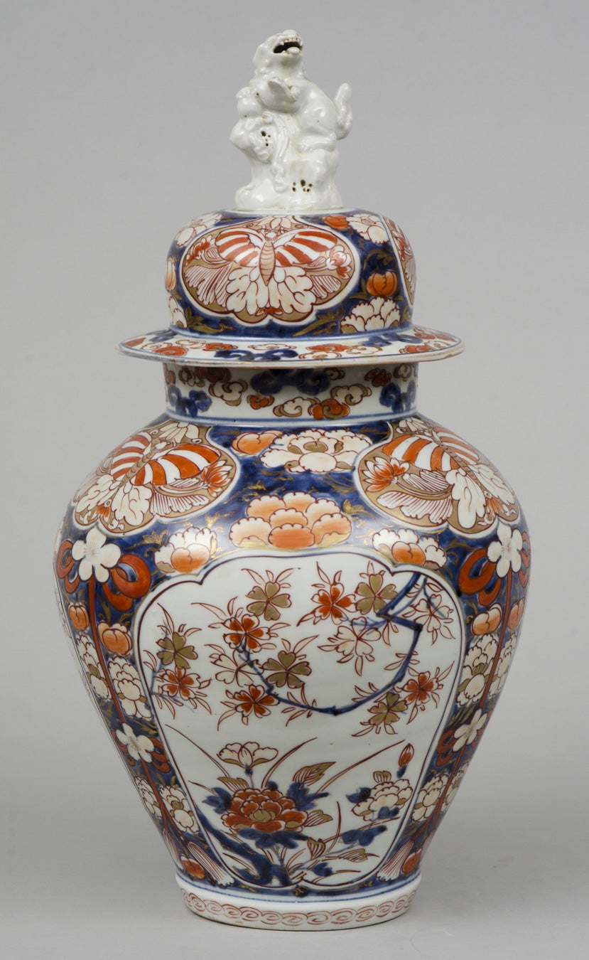 Fine Early Japanese Imari Vase and Lid with Foo Dog Finial, circa 1720 For Sale