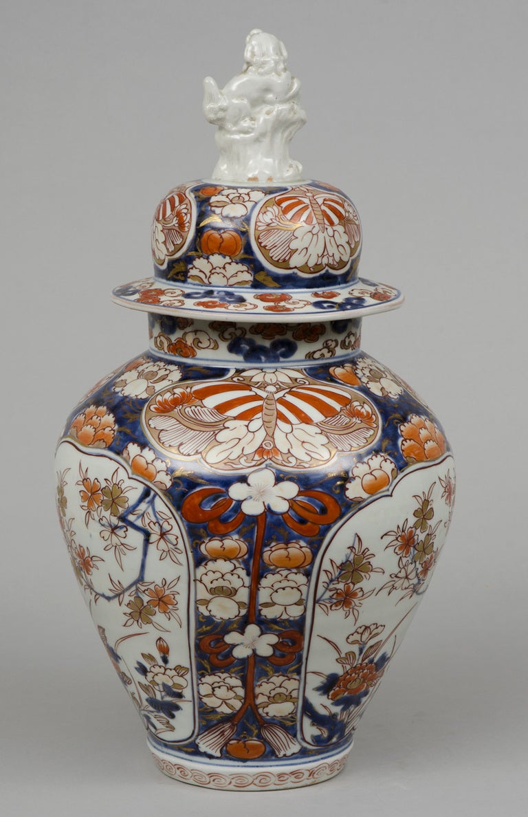 Other Fine Early Japanese Imari Vase and Lid with Foo Dog Finial, circa 1720 For Sale