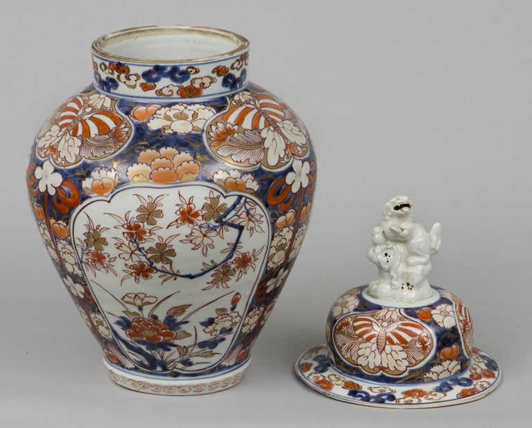 Fine Early Japanese Imari Vase and Lid with Foo Dog Finial, circa 1720 In Excellent Condition For Sale In Sheffield, MA