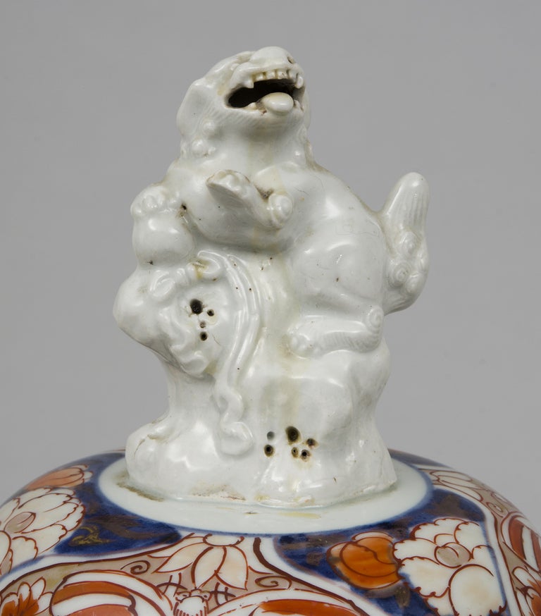 18th Century and Earlier Fine Early Japanese Imari Vase and Lid with Foo Dog Finial, circa 1720 For Sale
