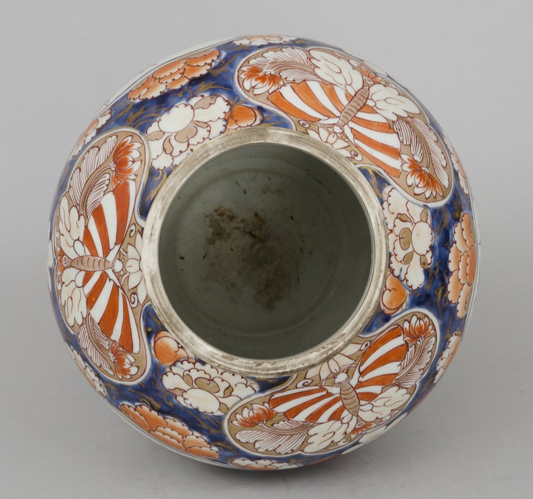 Porcelain Fine Early Japanese Imari Vase and Lid with Foo Dog Finial, circa 1720 For Sale