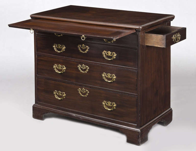 Fine Quality Period Irish Mahogany Bachelor's Chest, 18th Century In Excellent Condition In Sheffield, MA