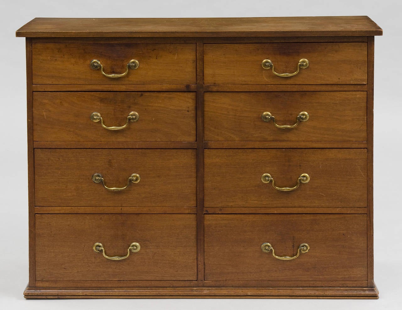 Georgian mahogany gentleman’s chest of eight drawers with brass swan’s neck handles, on a plinth base.

 