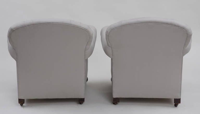 20th Century Pair of English Club Chairs For Sale