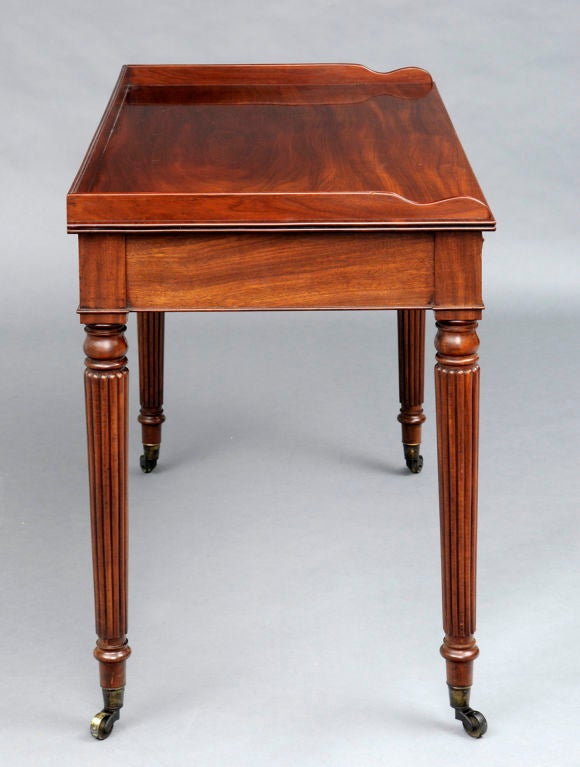 English Gillows Style Writing Table In Excellent Condition In Sheffield, MA