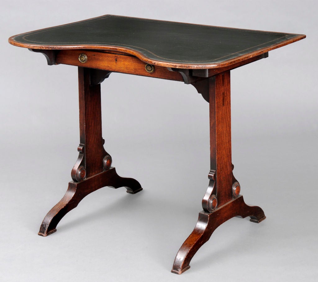 English Kidney-Shaped Writing table In Excellent Condition For Sale In Sheffield, MA