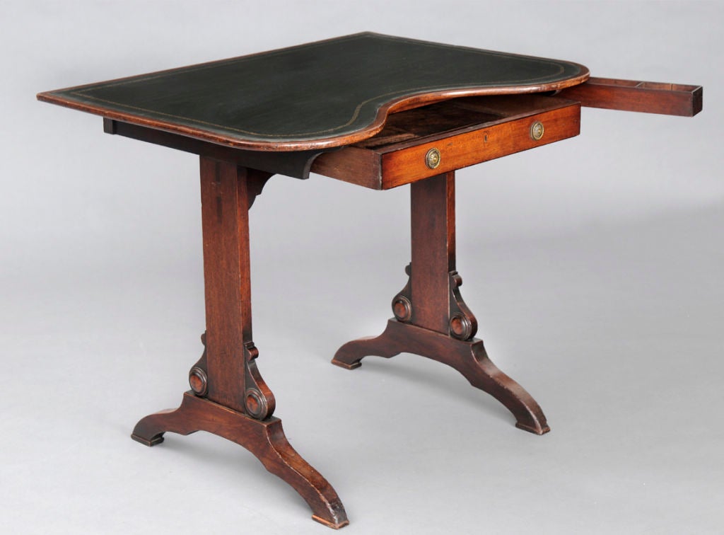 English Kidney-Shaped Writing table For Sale 1