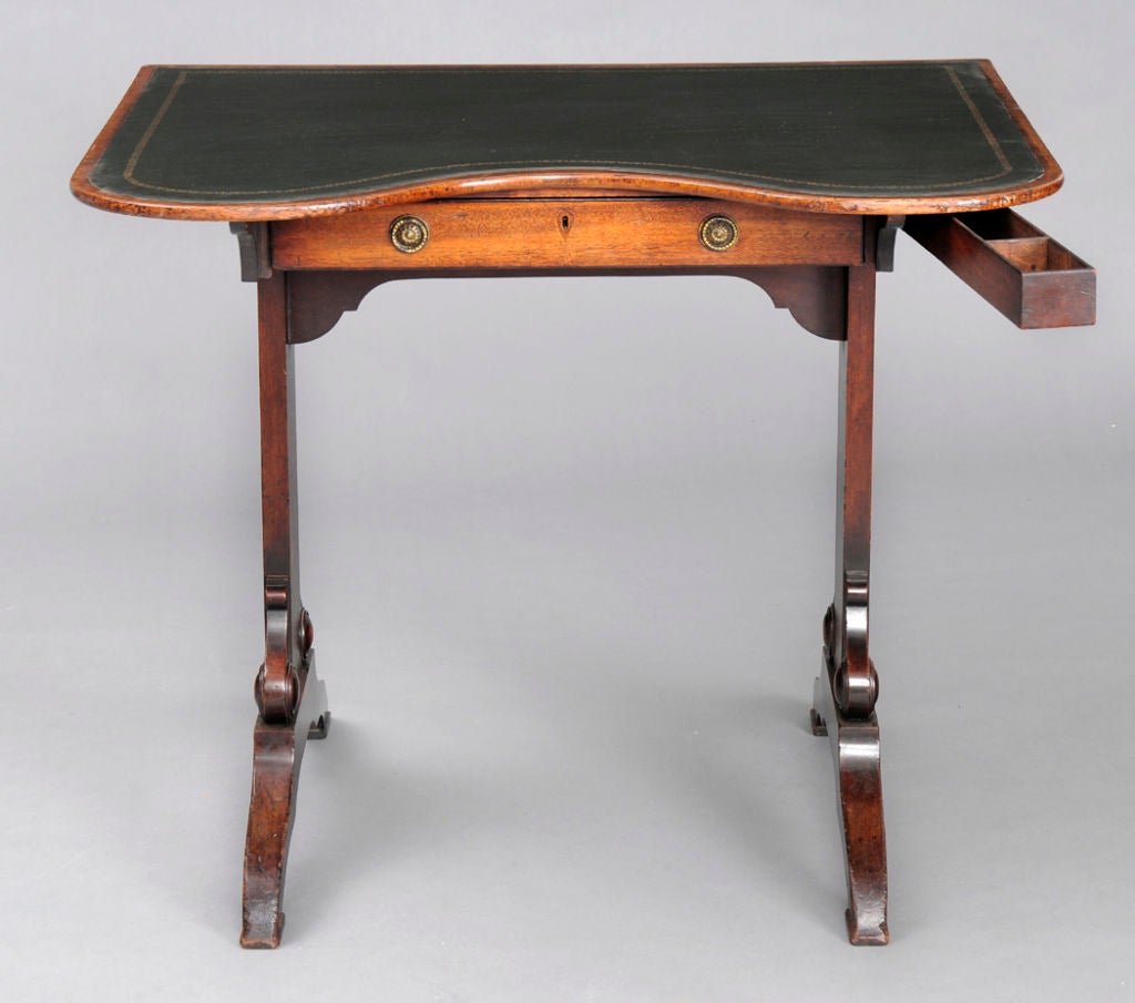 English Kidney-Shaped Writing table For Sale 2