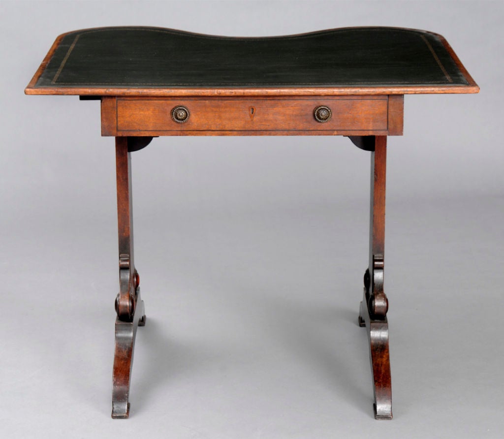 English Kidney-Shaped Writing table For Sale 3