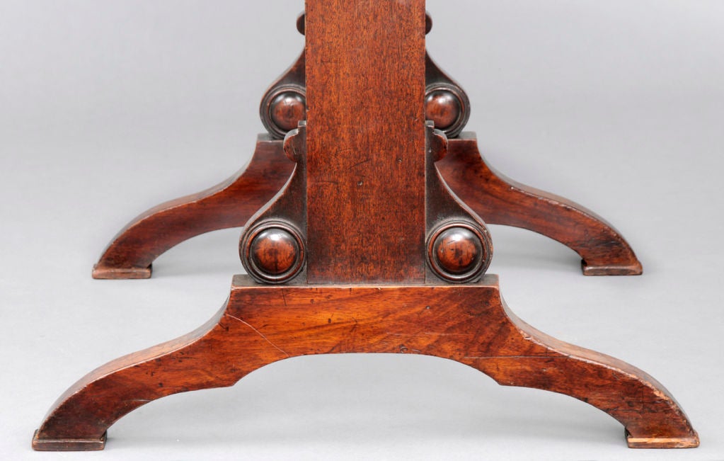 English Kidney-Shaped Writing table For Sale 4