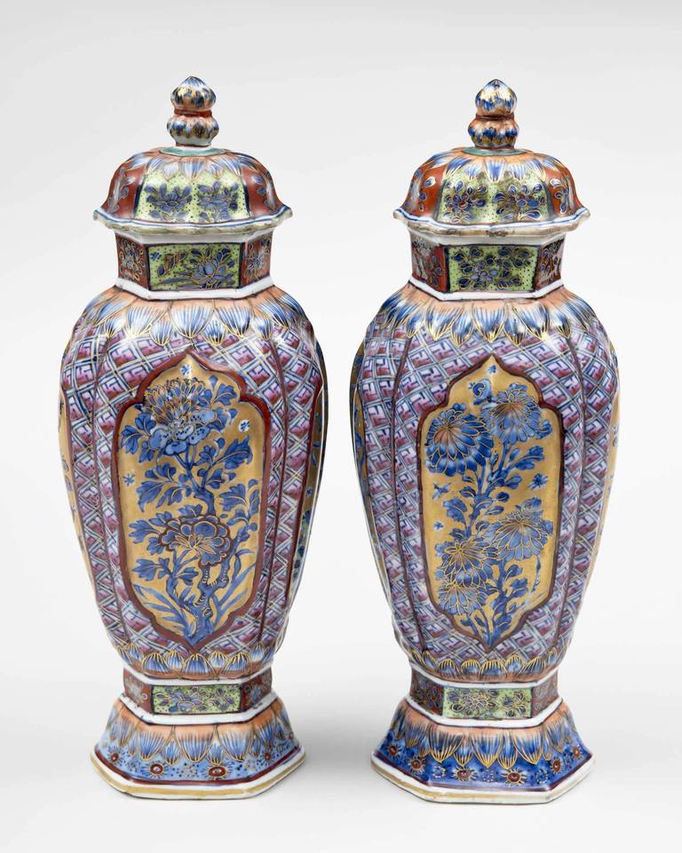 Pair of Chinese Clobbered Vases, circa 1700 In Excellent Condition For Sale In Sheffield, MA