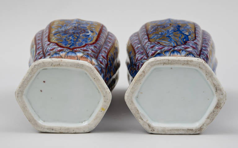 Pair of Chinese Clobbered Vases, circa 1700 For Sale 2