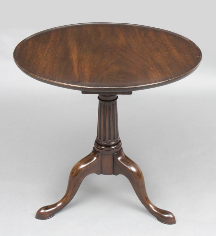 English George II Walnut Tripod Table In Excellent Condition For Sale In Sheffield, MA