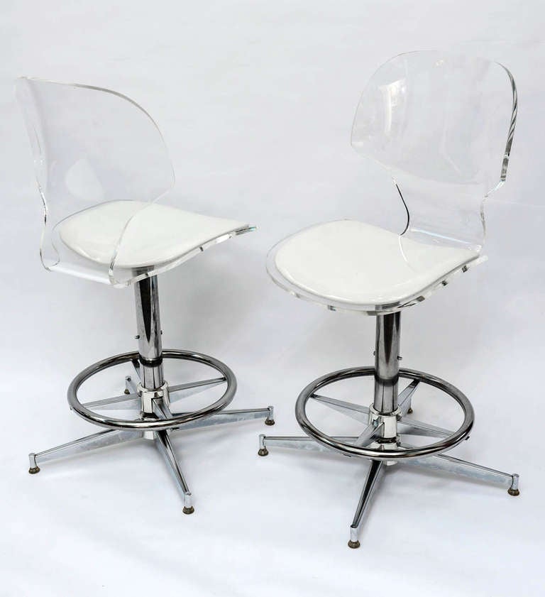 Pair of 1970's Sculptural lucite and Chrome Bar Stools chairs In Excellent Condition In Miami, FL