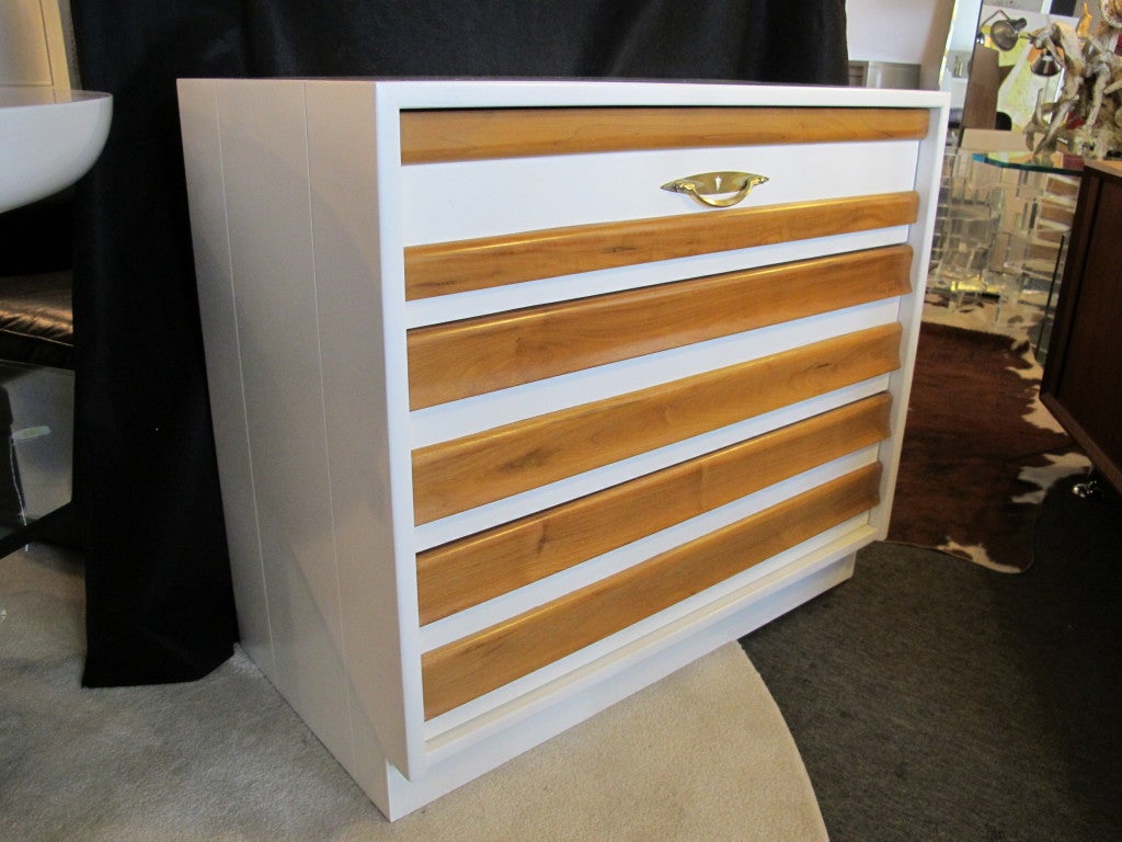 Beautiful pair of chests of drawers.  Made by American of Martinsville. White lacquered with accents in the original wooden color and original brass handles that bring some warmth to the piece.