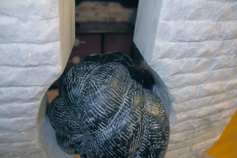 XX secolo Scultura in marmo e acciaio in vendita