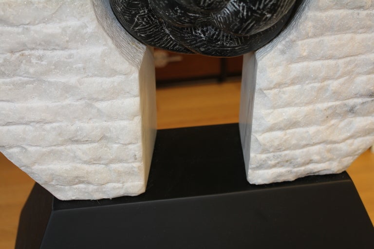 Pietra Scultura in marmo e acciaio in vendita