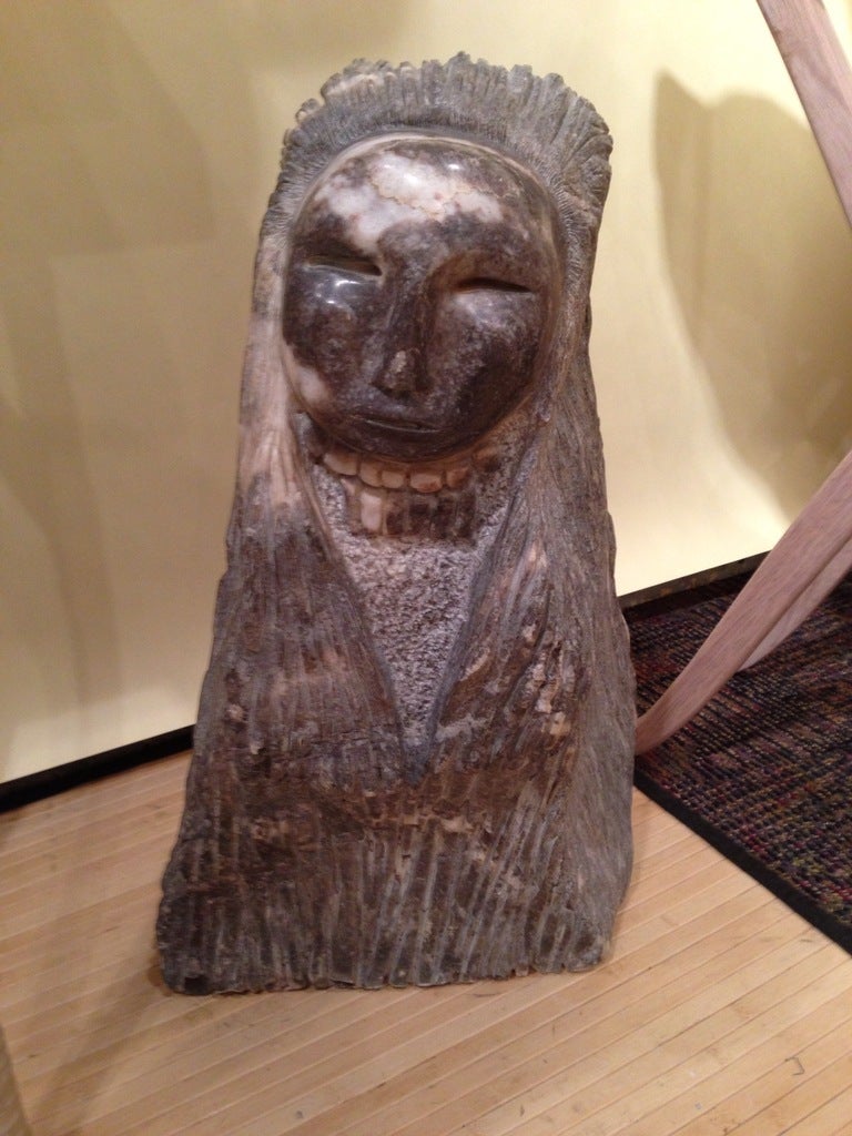 Questa favolosa scultura è opera del noto artista di Palm Springs Marcus Lyons (nato nel 1949). La firma è indistinta ma è chiaramente opera sua. Il soggetto è fantastico e i dettagli sono realizzati in modo meraviglioso. È estremamente pesante.