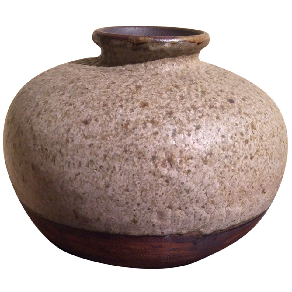 Schöne Vase aus strukturierter und glasierter Keramik mit Monogramm GP