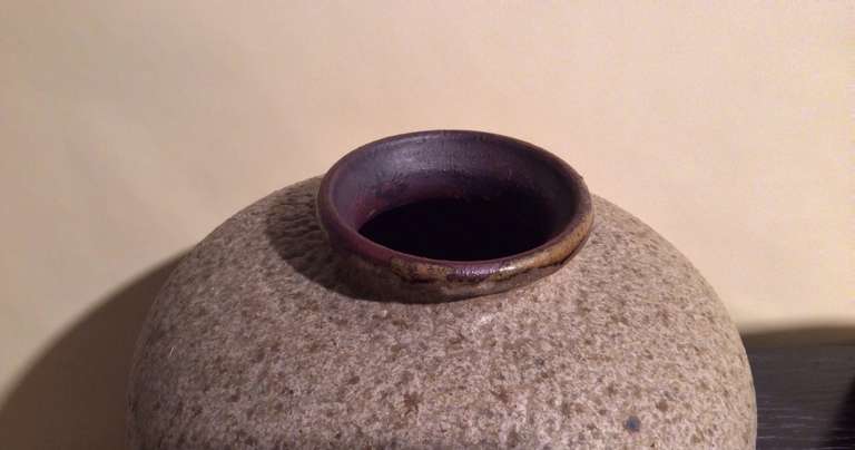 Inconnu Magnifique vase en poterie texturée et émaillée avec monogramme GP en vente